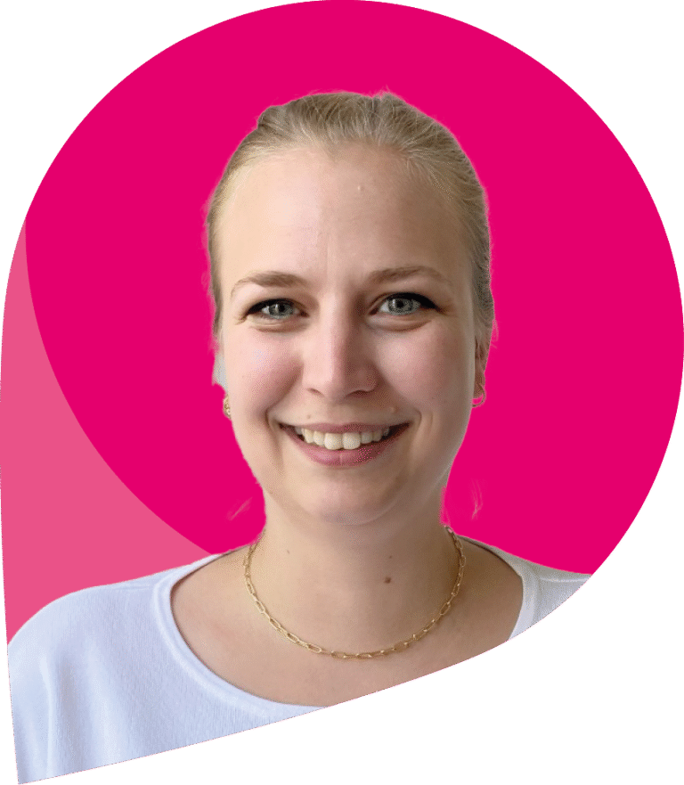 zfm-Teammitglied Julia Schwick, schauend in die Kamera, im nach links gerichteten pinken zfm-Tropfensymbol.