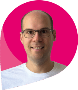 zfm-Teammitglied Andreas Matuszewski vor pinkem Hintergrund (umgekehrter zfm-Tropfen)