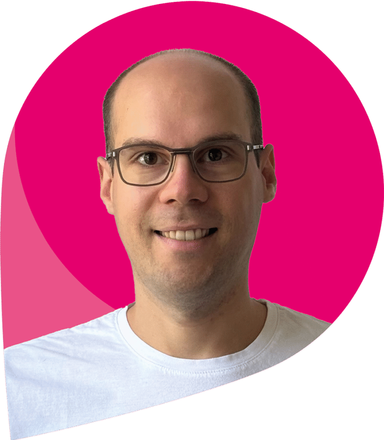 zfm-Teammitglied Andreas Matuszewski vor pinkem Hintergrund (umgekehrter zfm-Tropfen)