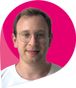 zfm-Teammitglied Luca Schultz vor pinkem Hintergrund (umgekehrter zfm-Tropfen)