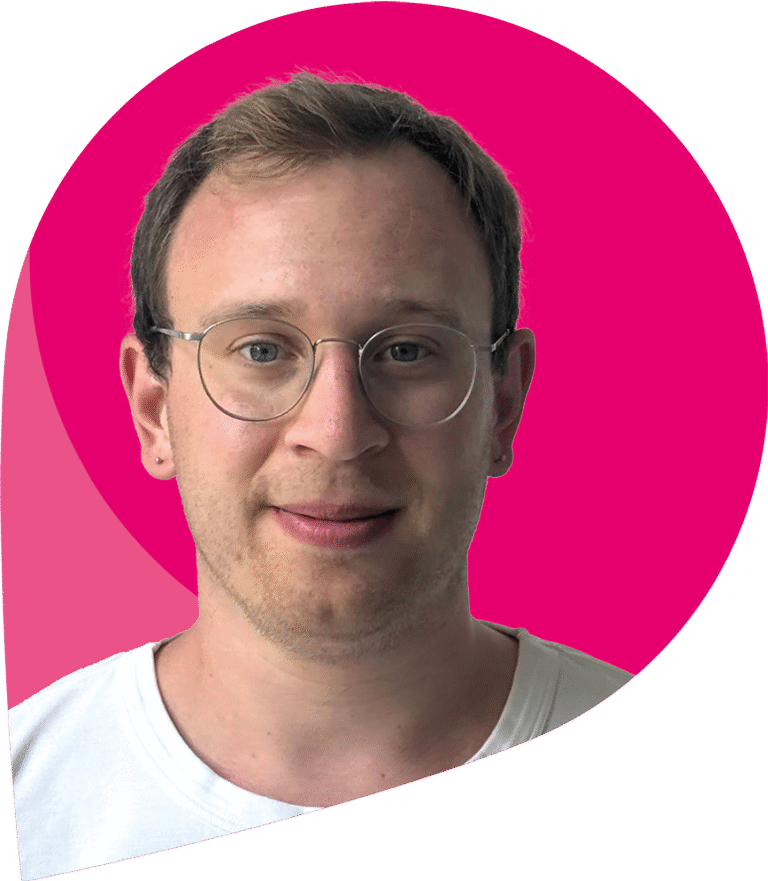 zfm-Teammitglied Luca Schultz, schauend in die Kamera, im nach links gerichteten pinken zfm-Tropfensymbol.