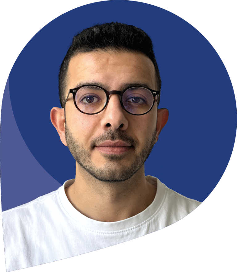 Mitarbeiter Ahmad Assad, schauend in die Kamera, im nach links gerichteten dunkelblauen zfm-Tropfensymbol