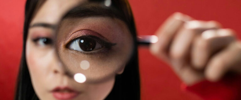 Frau-sucht-nach-Bewerbern